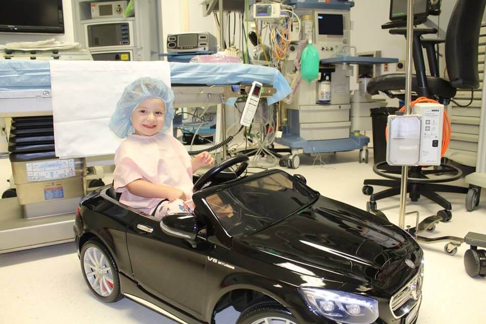 revistacarpediem.com - Hospital dá às crianças pequenos carros para dirijam ao centro cirúrgico menos estressadas