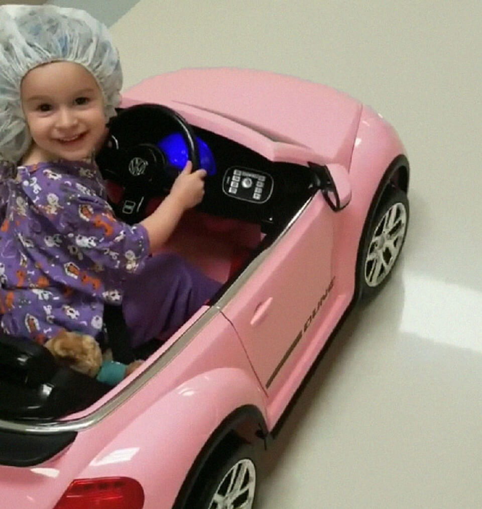 revistacarpediem.com - Hospital dá às crianças pequenos carros para dirijam ao centro cirúrgico menos estressadas